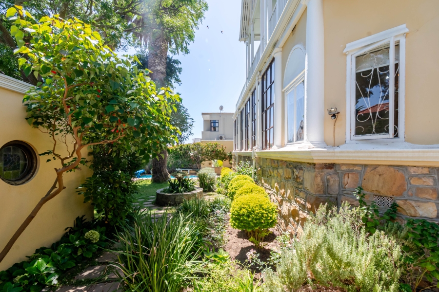 6 Bedroom Property for Sale in Fresnaye Western Cape